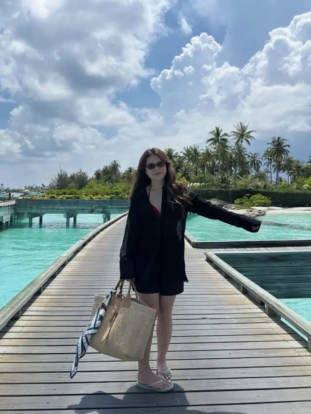 Marsha Aruan saat Liburan ke Maldives serba hitam. [@aruanmarsha]