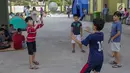 Anak-anak pencari suaka bermain bola voli di halaman bekas Markas Kodim di Kalideres, Jakarta, Selasa (16/7/2019). Sejak Kamis (11/7) para pencari suaka dipindahkan dari di pinggir jalan dan trotoar di kawasan Kebon Sirih ke bekas Markas Kodim di Kalideres . (Liputan6.com/Helmi Fithriansyah)