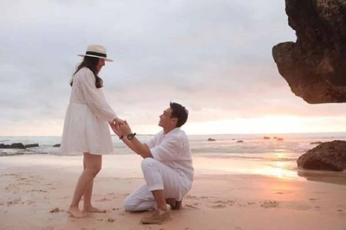 Chelsea Islan dilamar kekasihnya, Rob Clinton Kardinal di tepi pantai di Bali