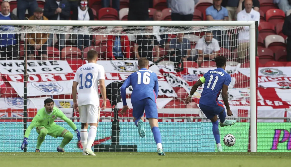 Striker Inggris, Marcus Rashford (kanan) melakukan eksekusi penalti yang berbuah gol ke gawang Rumania dalam laga uji coba menjelang berlangsungnya Euro 2020 di Riverside Stadium, Middlesbrough, Minggu (6/6/2021). Inggris menang 1-0 atas Rumania. (AP/Scott Heppell/Pool)