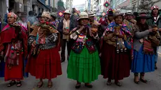 Pemimpin komunitas Andes membawa guci dengan dupa yang terbakar dalam sebuah arak-arakan patung dewa Ekeko di La Paz, Bolivia (23/1). Dewa Ekeko ini merupakan dewa kemakmuran di Bolivia. (AP Photo / Juan Karita)