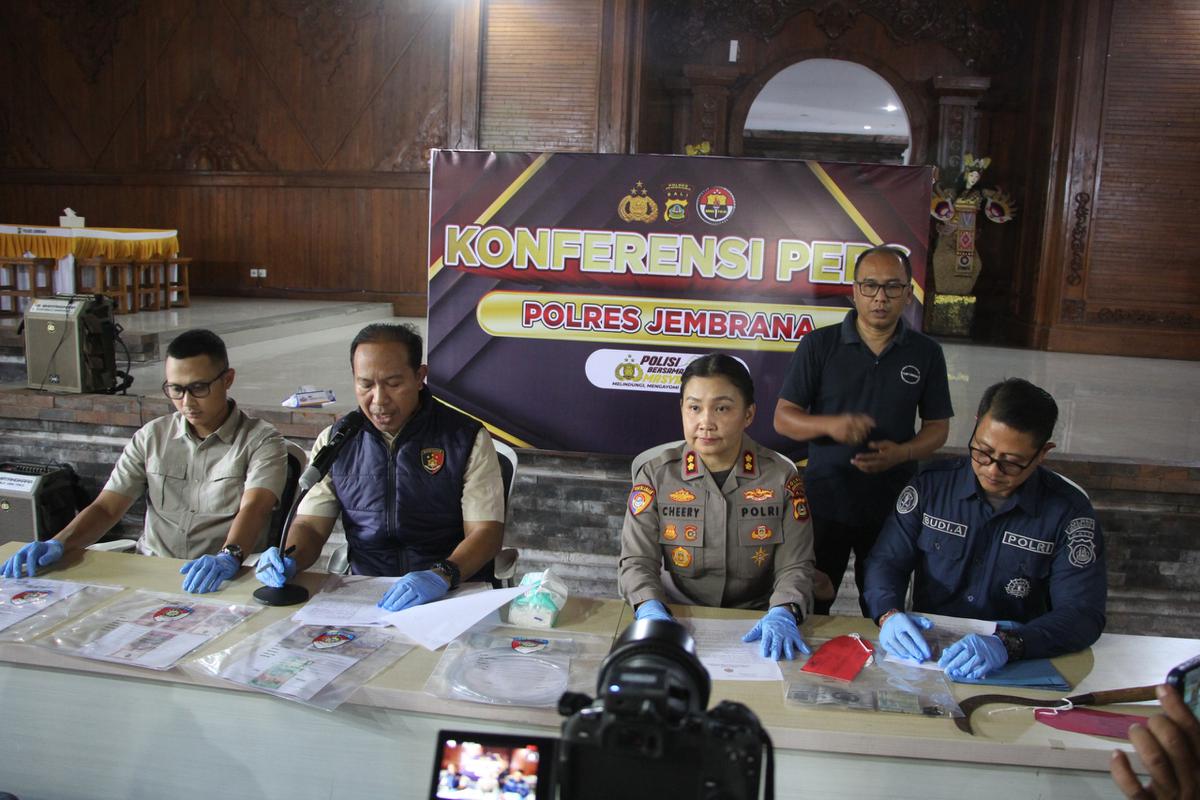 Barang bukti penebangan pohon di hutan lindung bali. (Dokumentasi Polres Jembrana).