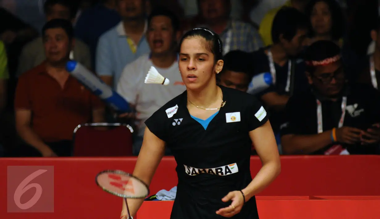 Pebulutangkis India, Saina Nehwal mengambil shuttle cock saat laga melawan Carolina Marin (Spanyol) di final Total BWF World Championships 2015 di Jakarta, Minggu (16/8/2015). Saina kalah16-21. 19-21. (Liputan6.com/Helmi Fithriansyah)