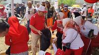 Wali Kota Depok, Mohammad Idris memunguti sampah usai puncak perayaan HUT ke-79 RI di area area Pasar Modern White House Sukatani, Depok. (Istimewa)