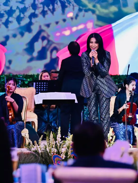 Rambut hitam panjang Anggun turut mempercantik penampilannya yang ikonik [@anggun_cipta]