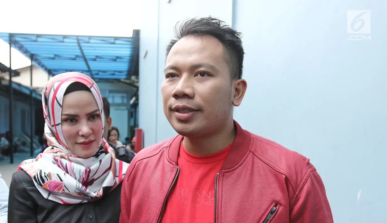 Pasangan selebriti Vicky Prasetyo dan Angel Lelga menjawab pertanyaan awak media usai mengisi acara di kawasan Tendean, Jakarta, Selasa (9/1).  Vicky Prasetyo berjanji akan berusaha menjadi suami yang baik untuk Angel Lelga. (Liputan6.com/Herman Zakharia)