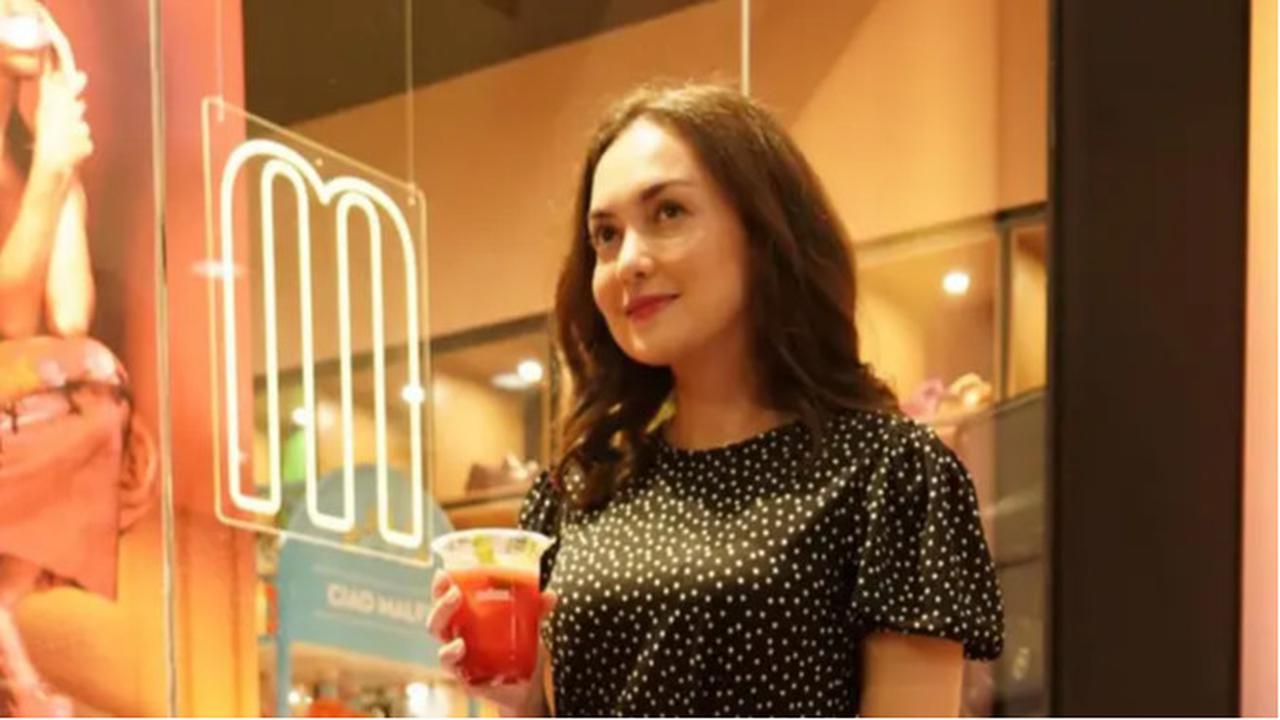 Pesonanya Masih Memikat di Usia 40-an, Intip Potret Rianti Cartwright yang Tetap Awet Muda