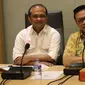 Ketua Dewan Pakar DPP Partai Golkar Agung Laksono (kanan) bersama anggota Dewan Pakar Golkar Ganjar Razuni (kiri) saat rapat dewan pakar di Kantor DPP Golkar, Jakarta, Senin (20/11). (Liputan6.com/Angga Yuniar)