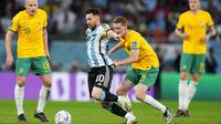 Hingga laga memasuki sepuluh menit awal, Timnas Argentina masih belum mampu menembus pertahanan Australia. Lionel Messi dkk lebih banyak memainkan bola di luar kotak penalti Australia akibat ketatnya pertahanan The Socceroos. (AP/Petr David Josek)