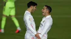 Gelandang Real Madrid, Marco Asensio (kiri) berselebrasi dengan rekannya Lucas Vazquez usai mencetak gol ke gawang Celta Vigo pada pertandingan lanjutan La Liga Spanyol di stadion Alfredo Di Stefano, Minggu (3/1/2021). Madrid menang atas Celta Vigo 2-0. (AP Photo/Manu Fernandez)