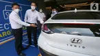 COO Hyundai Motors Indonesia Makmur dan CEO PT Lippo Karawaci (LMI) Tbk, John Riady mencoba charging mobil listrik di Lippo Mall Kemang, Jakarta, Senin (12/04/2021). LMI menyediakan 1 slot parkir mobil listrik di area yang mudah diakses oleh pengunjung. (Liputan6.com/Fery Pradolo)