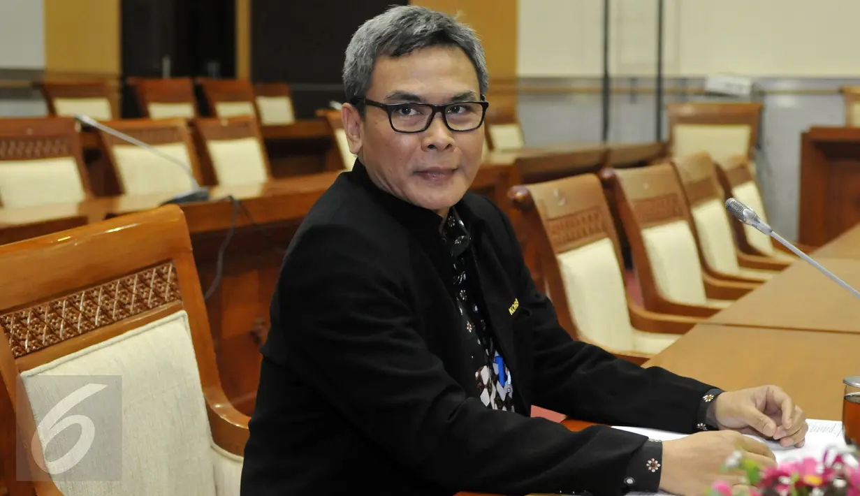 Calon pimpinan (capim) KPK Johan Budi mengikuti uji kelayakan dan kepatutan capim KPK di Komisi III DPR, Kompleks Senayan, Jakarta, (14/12). Empat orang Calon Pimpinan KPK hari ini mengikuti uji kelayakan dan kepatutan. (Liputan6.com/JohanTallo)