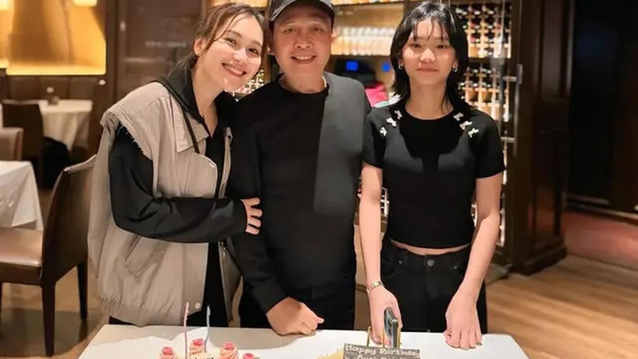 Potret Ayu Ting Ting Rayakan Ultah Ayahnya, Kompak Pakai Outfit Serba Hitam yang Elegan