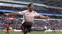 Suarez merayakan gol (ADRIAN DENNIS / AFP)