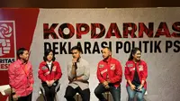 Kaesang Pangarep dan jajaran elite Partai Solidaritas Indonesia (PSI) di Djakarta Theater, Jakarta Pusat, Senin (25/9/2023). (Liputan6.com/Nanda Perdana Putra)