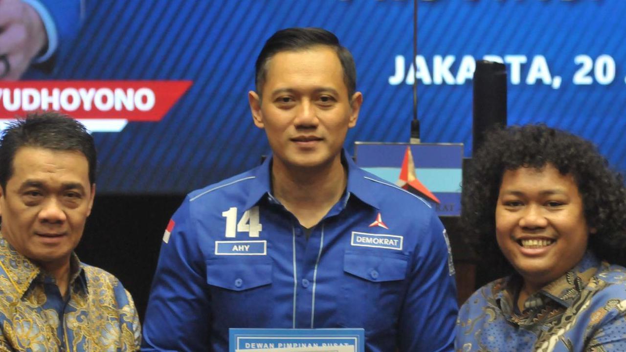 Marshel menerima surat dukungan dari AHY tersebut dengan wajah semringah.