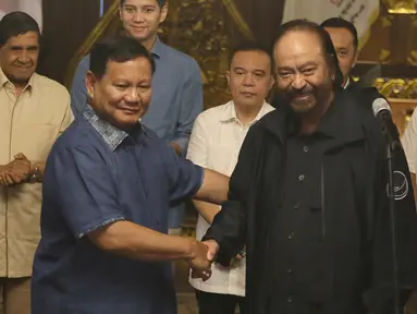 Ketua Umum Partai Gerindra Prabowo Subianto dan Ketua Umum Partai NasDem Surya Paloh berjabat tangan seusai melakukan pertemuan di Padepokan Garuda Yaksa, Hambalang, Bogor, Minggu (5/3/2023). Surya Paloh yang tiba bersama rombongan langsung disambut dengan drum band. (merdeka.com/Arie Basuki)