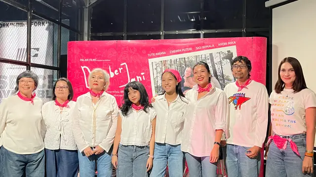 Jajaran produser, sutradara, serta cast dalam konferensi pers trailer film "Desember Jani" di kawasan Jakarta pada (14/9/2026)/ (Liputan6.com/Afradhiya N. R)