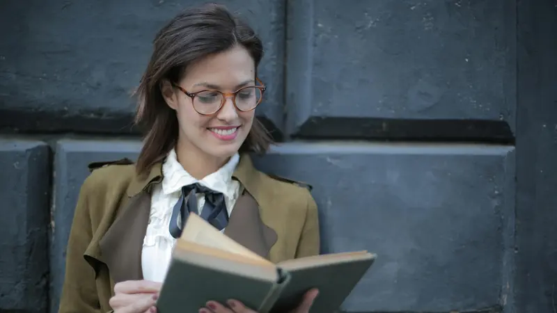 Wanita sedang membaca buku