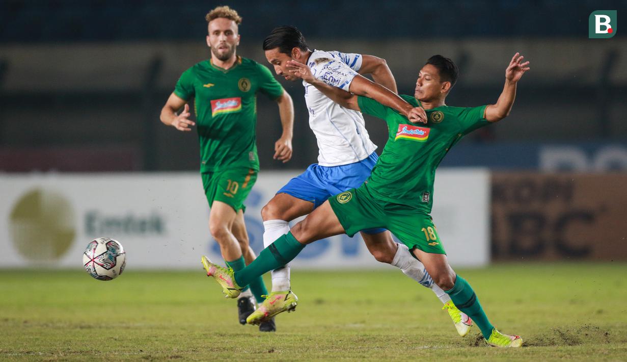 <p>Pemain Persib Bandung, Ezra Walian (tengah) berebut bola dengan pemain PSS Sleman, Manda Cingi saat laga perempat final Piala Presiden 2022 antara Persib Bandung melawan PSS Sleman di Stadion Si Jalak Harupat, Bandung, Jumat (01/07/2022). (Bola.com/Bagaskara Lazuardi)</p>