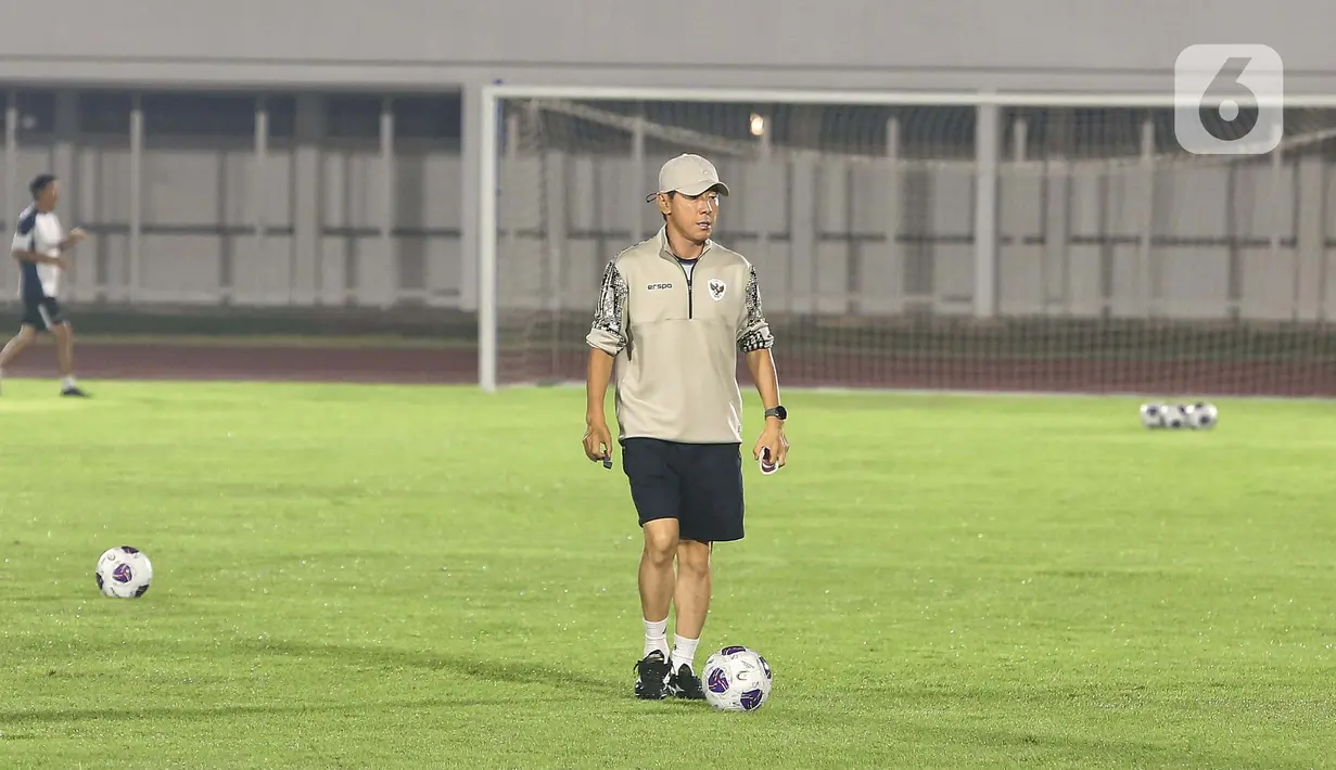 Pemain timnas Indonesia, Shin Tae-yong melakukan sesi pemanasan jelang latihan resmi di Stadion Madya, Kompleks Gelora Bung Karno, Jakarta, Senin (9/9/2024). (Liputan6.com/Angga Yuniar)