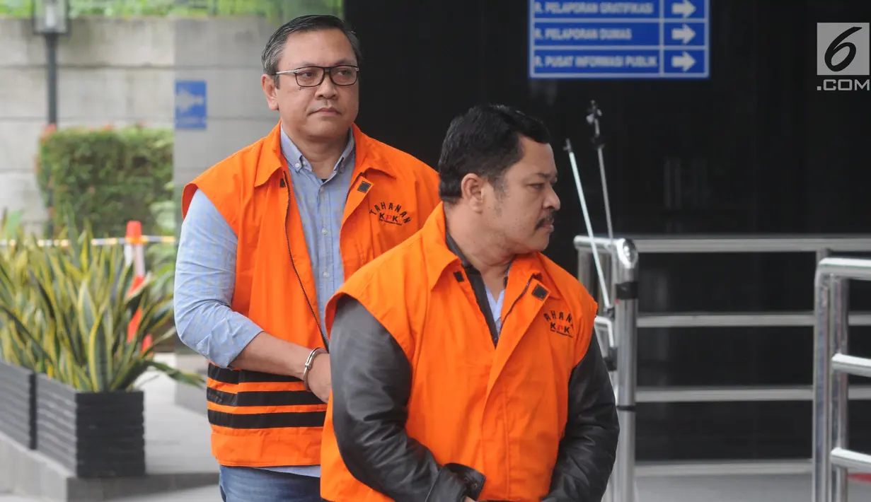Bupati Pakpak Bharat Remigo Yolanda Berutu (kiri) dan penyuapnya Hendriko Sembiring tiba di Gedung KPK, Jakarta, Rabu (16/1). Keduanya diperiksa terkait dugaan suap sejumlah proyek infrastruktur di Dinas PUPR Pakpak Bharat. (Merdeka.com/Dwi Narwoko)