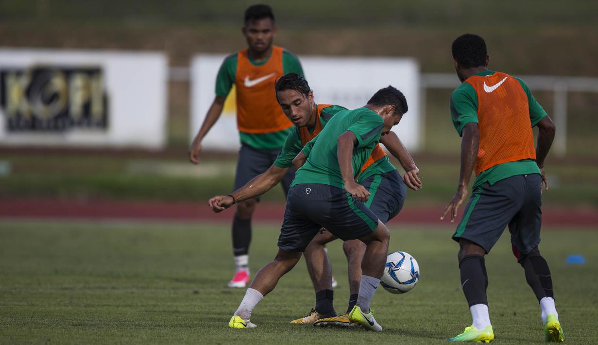 Pemain Timnas Indonesia U-22. Evan Dimas, berusaha melewati Ezra Walian saat latihan di Stadion UKM, Selangor, Senin (14/8/2017). Ini merupakan latihan terakhir jelang laga SEA Games melawan Thailand. (Bola.com/Vitalis Yogi Trisna)