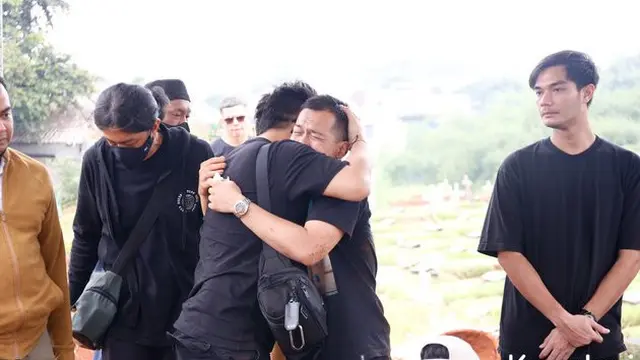 7 Potret Pemakaman Clerence Chyntia, Tangis Rio Alief Pecah