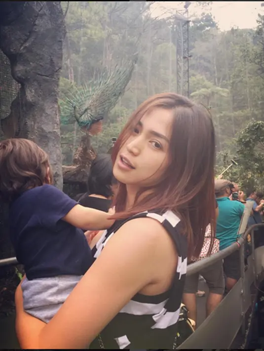 Pada foto tersebut tampak sebuah rumah besar yang sedang dibangun. Tak pelak foto tersebut mendapatkan berbagai komentar dari para netizen. (Via Instagram/@Jedarcantik)