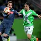 Penyerang Napoli, Gonzalo Higuain (kiri) mengontrol bola dari kejaran bek Wolfsburg Ricardo Rodriguez di leg pertama perempat final Liga Europa di Stadion Volkswagen Arena, Kamis (16/4/2015). Napoli menang 4-1 atas Wolfsburg.(AFP PHOTO/Ronny Hartmann)