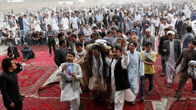 20160724- Suasana Pemakaman Korban Bom Bunuh Diri di Afghanistan -Reuters