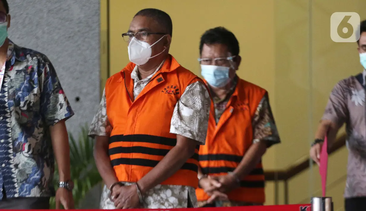 Inspektur Wilayah I Kementerian ATR/ BPN, Gusmin Tuarita (kiri) dan Siswidodo selaku Kabid Hubungan Hukum Pertanahan BPN Jawa Timur bersiap menjalani rilis penahanan di Gedung KPK, Jakarta, Rabu (24/3/2021). Keduanya tersangka dugaan penerimaan gratifikasi dan TPPU. (Liputan6.com/Helmi Fithriansyah)