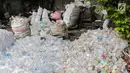 Warga mengumpulkan sampah plastik di permukiman liar di kawasan Bypass, Pramuka, Jakarta Timur, Rabu (21/2). Lahan tersebut sudah dibeli Pemprov DKI sejak 2010. (Liputan6.com/Faizal Fanani)