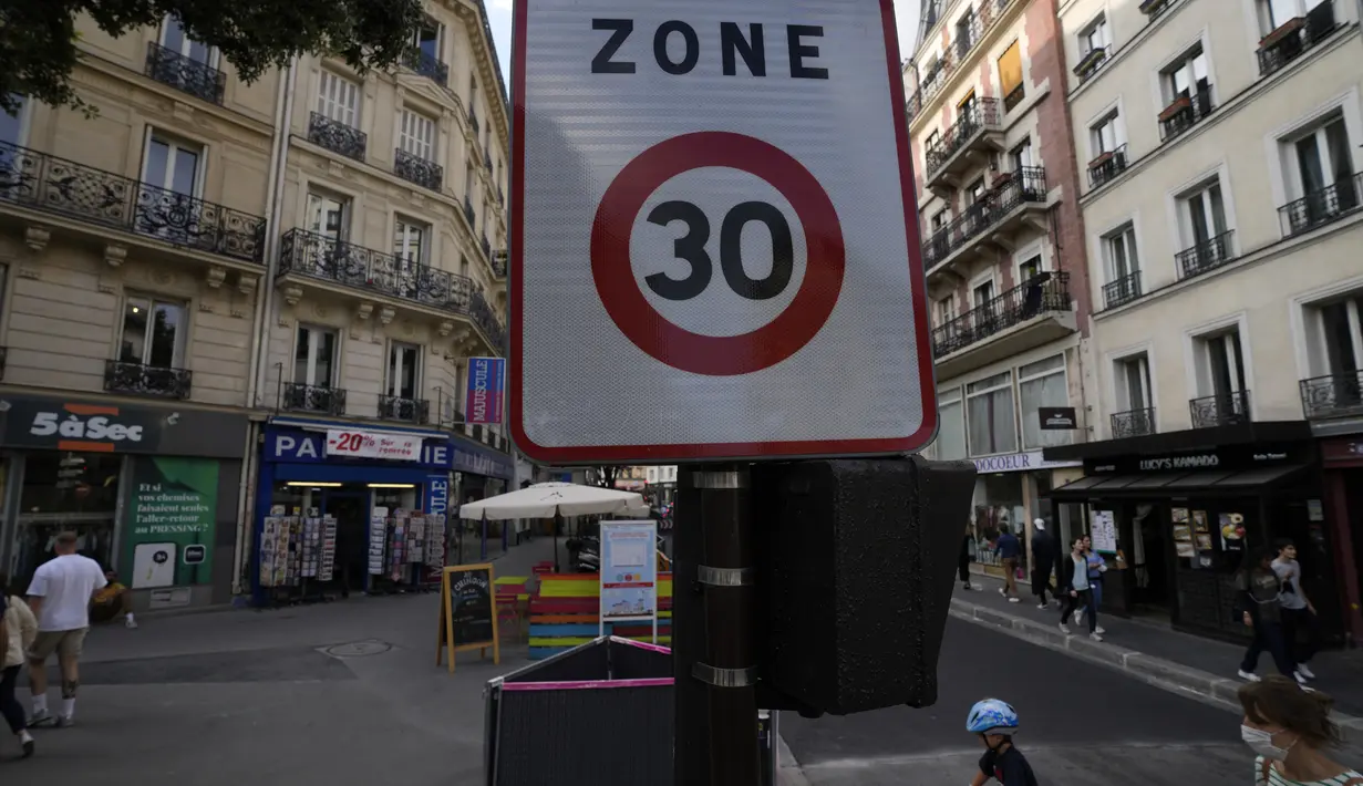 Sebuah tanda jalan batas kecepatan digambarkan di sebuah jalan di Paris, Senin (30/8/2021). Kota Paris telah mengeluarkan aturan yang membatasi kecepatan baru untuk pengemudi menjadi hanya 30 kilometer per jam untuk mengurangi kecelakaan dan membuat Paris lebih ramah pejalan kaki. (AP/Francois Mori)