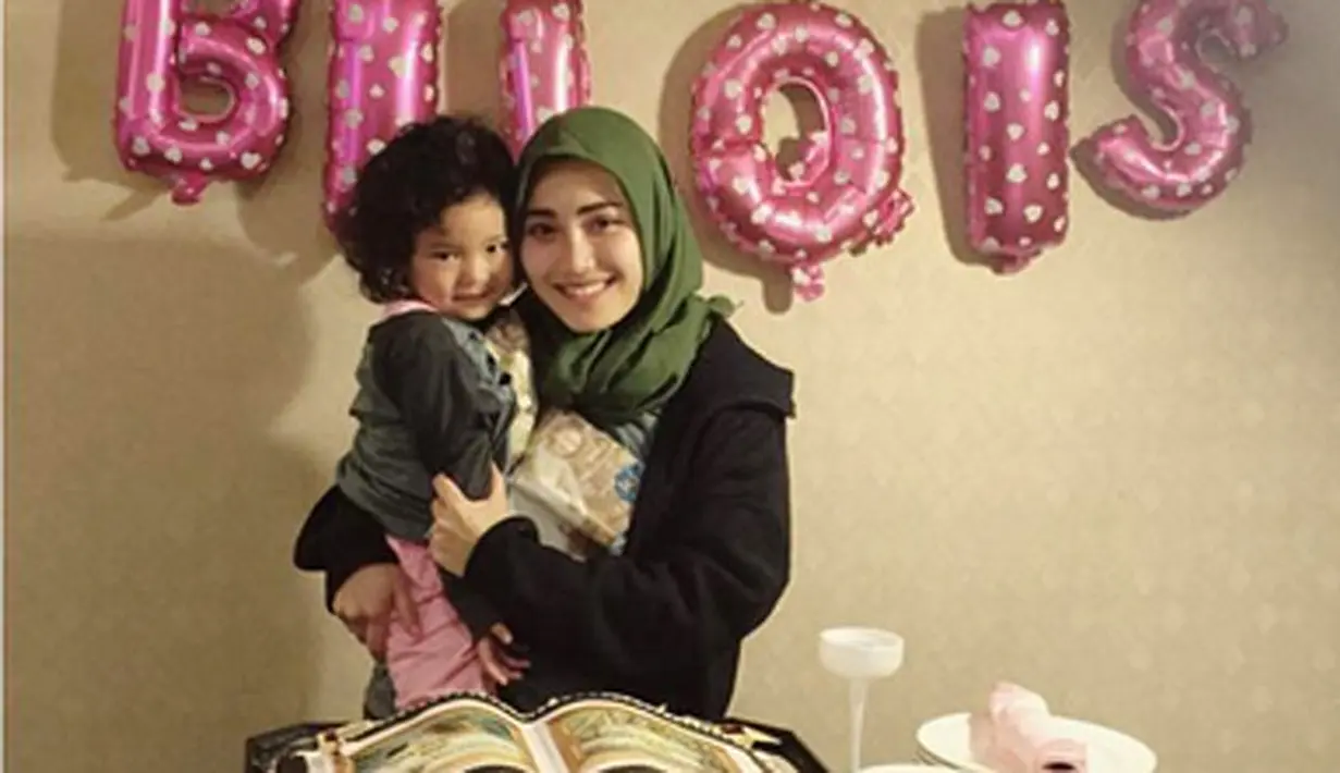 Tepat hari ini, 28 Desember, usia putri Ayu Ting Ting dari pernikahannya dengan Henry Baskoro Hendarso alias Enji genap berusia tiga tahun. Ultah Bilqis kali ini dirayakan di Mekah. (Instagram/ayutingting92)