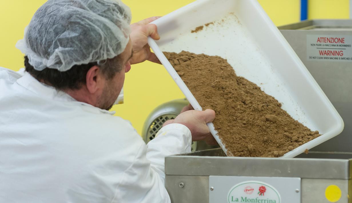 Pekerja "L'Atelier a pates" (toko pasta) ketika mengolah tepung serangga dari belalang dan jangkrik menjadi pasta khusus di Thiefosse, Prancis, 8 Februari 2016. Pasta serangga ini dibanderol sekitar Rp 97 ribu per 250 gram (JEAN-Christophe Verhaegen/AFP)