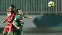 Striker PSS Sleman, Ichsan Pratama, menyundul bola saat melawan Semen Padang pada laga Liga 2 di Stadion Pakansari, Jawa Barat, Selasa (4/12). PSS menang 2-0 atas Semen Padang. (Bola.com/M. Iqbal Ichsan)