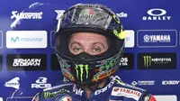 Pebalap Movistar Yamaha, Valentino Rossi, bingung dan khawatir dengan hasil pada hari ketiga tes pramusim MotoGP 2018 di Sirkuit Sepang, Selasa (30/1/2018). (AP Photo/Sadiq Asyraf)