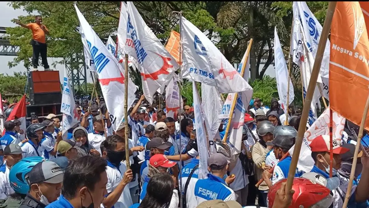 Ratusan Buruh Tuban menggelar demo di depan kantor PT Industri Kemasan Semen Gresik (PT IKSG). (Ahmad Adirin/Liputan6.com)