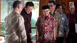 Presiden RI ke-3, B J Habibie menuju ruang konferensi pers gelaran Bekraf Habibie Festival 2017 di Jakarta, Rabu (2/8). Acara Habibie Festival tahun ini mengangkat tema Technology and Innovation for People." (Liputan6.com/Johan Tallo)