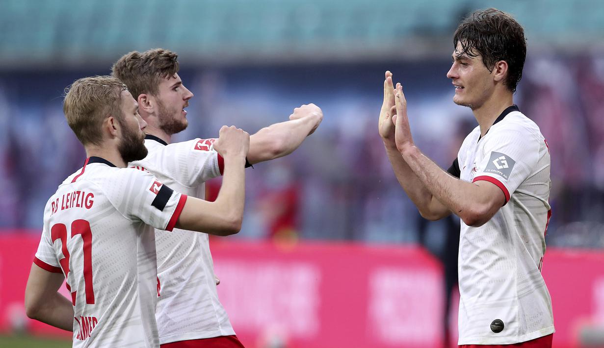 Pemain RB Leipzig merayakan gol yang dicetak oleh Patrik Schick ke gawang Hertha Berlin pada laga  Bundesliga di Red Bull Arena, Rabu (27/5/2020). Kedua tim bermain imbang 2-2. (AP/Alexander Hassenstein)