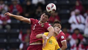Pemain Timnas Indonesia, Elkan Baggot (kiri) berduel udara dengan pemain Australia, Riley McGree pada laga 16 besar Piala Asia 2023 yang berlangsung di assim bin Hamad Stadium, Doha, Qatar, Minggu (28/01/2024). (AP Photo/Aijaz Rahi)