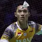 Pebulu tangkis tunggal putra Indonesia, Jonatan Christie saat bertanding melawan tunggal putra China, Zhao Jun Peng pada babak 16 besar Turnamen Bulu Tangkis East Ventures Indonesia Open 2022 di Istora Senayan, Jakarta, Kamis (16/6/2022). Jonatan Christe kalah rubber game 12-21, 21-18 dan 14-21. (Bola.com/Bagaskara Lazuardi)