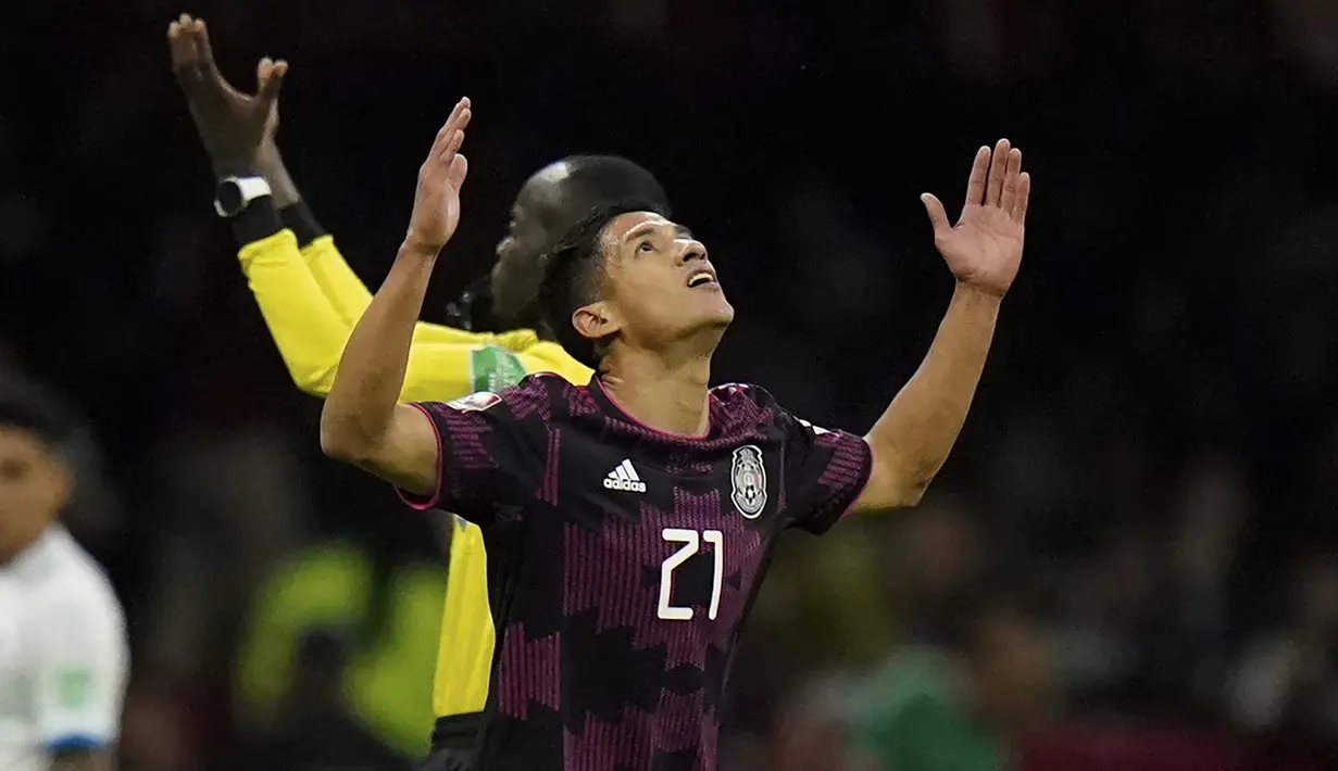 Gol pertama Meksiko dicetak oleh Carlos Antuna pada menit ke-17. (AP/Eduardo Verdugo)
