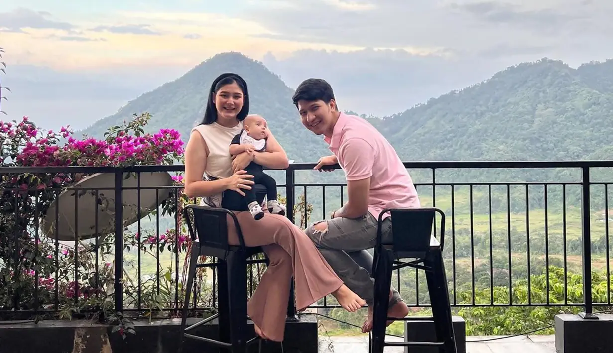 Liburan bareng bersama buah hati untuk pertama kali, Yasmine Ow dan Aditya Zoni memilih untuk staycation bareng di Bogor. Tidak jauh dari Jakarta, liburan ke Bogor memang menjadi salah satu alternatif cepat untuk jalani rekreasi bersama keluarga. (Liputan6.com/IG/@real_aditya1)