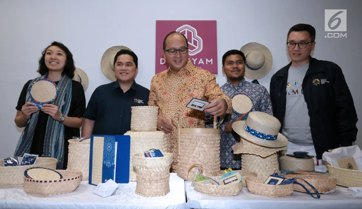 Ketua Kadin Indonesia, Roslan P Roslani (tengah) bersama Ketua Inasgoc, Erick Thohir (kedua kiri) saat melihat salah satu produk UMKM berlisensi Asian Games 2018 di Jakarta, Rabu (30/5). Beberapa produk diperkenalkan. (Liputan6.com/Helmi Fithriansyah)