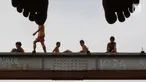 Anak-anak bersiap melompat ke Sungai Ciliwung yang meluap di kawasan Rawajati, Jakarta, Jumat (26/4). Tingginya volume debit air yang berasal dari Bogor tidak menyurutkan niat anak-anak itu untuk tetap berenang, meskipun berbahaya bagi keselamatan. (Liputan6.com/Immanuel Antonius)