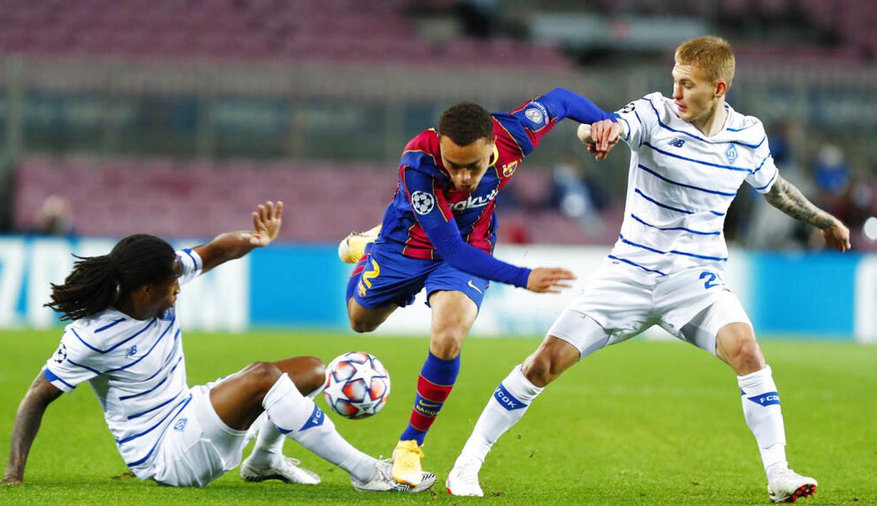 Pemain Barcelona, Sergino Dest, berusaha melewati pemain Dynamo Kiev pada laga Liga Champions di Stadion Camp Nou, Kamis (5/11/2020). Barcelona menang dengan skor 2-1. (AP/Joan Monfort)
