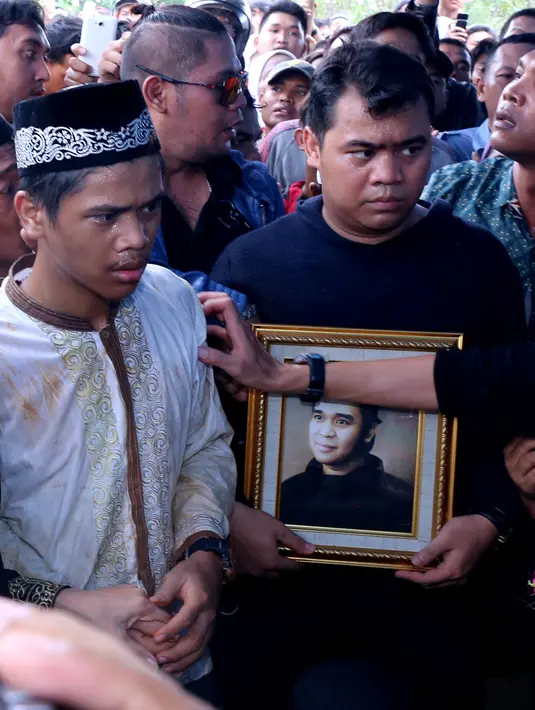 Dalam kondisi seperti ini, Julia Perez benar-benar membutuhkan pundak untuk bersandar (Foto: Galih W Satria)