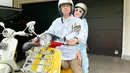 Raffi Ahmad bergaya semi formal saat nyoblos Pilkada 2024. Mengendarai Vespa, Raffi padukan kemeja putih lengan panjang dan celana cokelat [@raffinagita1717]
